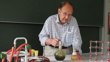 Hans Lassen liebte Chemieunterricht.