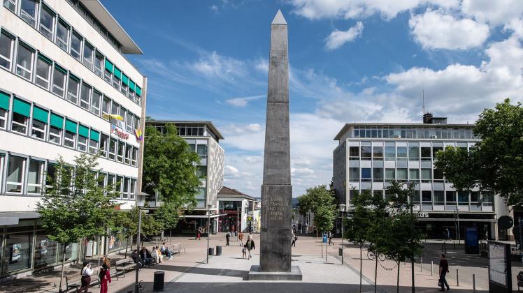 PRODUKTION - Der Obelisk von Künstler Olu Oguibe in der Treppenstraße. Foto: Swen Pförtner/dpa