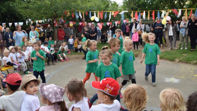 Alle feiern mit: Die Vorschulgruppe der Kita Gänseblümchen zeigte eine Tanzdarbietung.