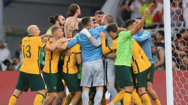 Australiens Spieler jubeln nach dem Sieg im Elfmeterschießen. Foto: Hussein Sayed/AP/dpa