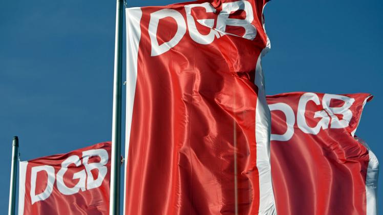 ARCHIV - Fahnen des Deutschen Gewerkschaftsbunds (DGB) wehen vor dem blauen Himmel. Foto: Jan Woitas/dpa-Zentralbild/dpa/Symbolbild