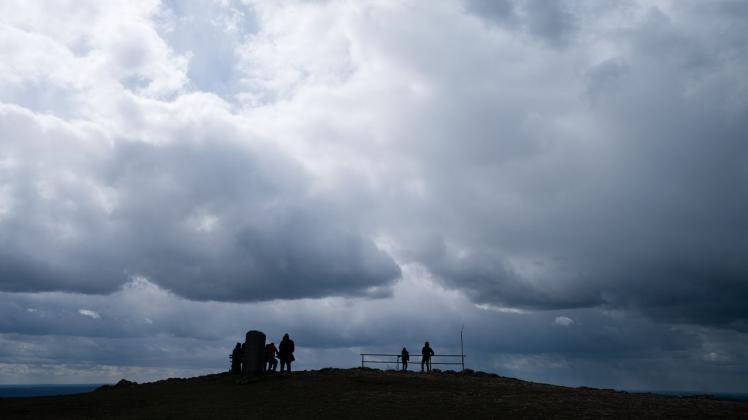 ARCHIV - Aufziehende Gewitterwolken können gefährlich sein, denn manche Blitze legen weite Strecken zurück. Foto: Nicolas Armer/dpa/dpa-tmn