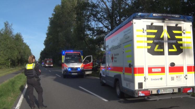 Leicht verletzt wurde am Dienstagmorgen bei einem Unfall ein Fahrer eines VW Transporters in Wietmarschen. Das Fahrzeug prallte gegen einen Baum. 