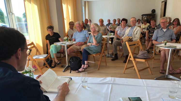 Jan Böttcher las am Sonntag im ehemaligen Grenzerhaus in Bitter vor interessierten Gästen aus seinem Nachwende-Roman „Nachglühen“.