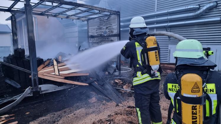 Ein mit Holz beladener Container war auf dem Gelände einer Tischlerei an der Braunschweiger Straße in Vörden in Brand geraten.