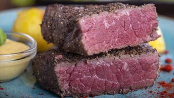 Steakscheiben auf einem blauen Teller *** Steak slices on a blue plate 1035309542