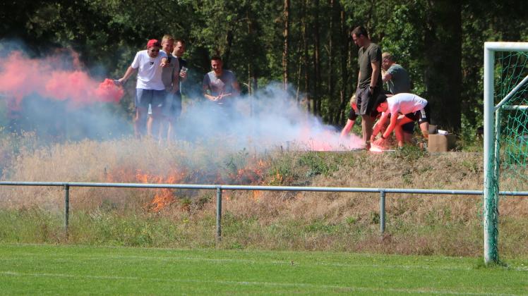 Kleiner Brand beim Frauenfußballspiel in Breese nach Einsatz von Pyrotechnik durch Fans
