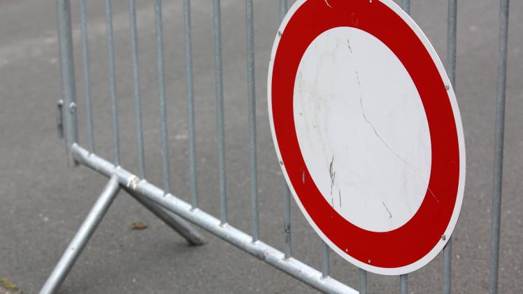 Schild Verkehrsschild 250 Durchfahrt verboten Verbot fuer Fahrzeuge aller Art an einem Gitter am