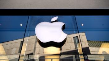 ARCHIV - Das Logo des Technologieunternehmens Apple ist am Apple Store in der Innenstadt zu sehen. Foto: Sven Hoppe/dpa