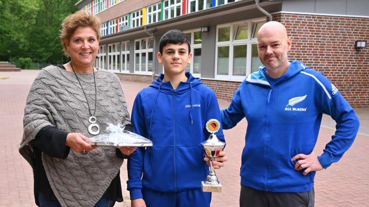Gratulation von der Schule: Rektorin Magdalena Diodati und Sportlehrer Heiko Struve sind stolz, mit Shmavon Hovhannisyan einen Deutschen Meister im Boxen am SSG zu haben.