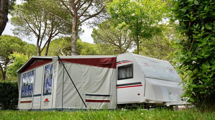 Luxus Wohnwagen auf dem Camping Resort sind auch 2022 sehr beliebt. Campingurlaub auf dem Campingplatz entwickelt sich