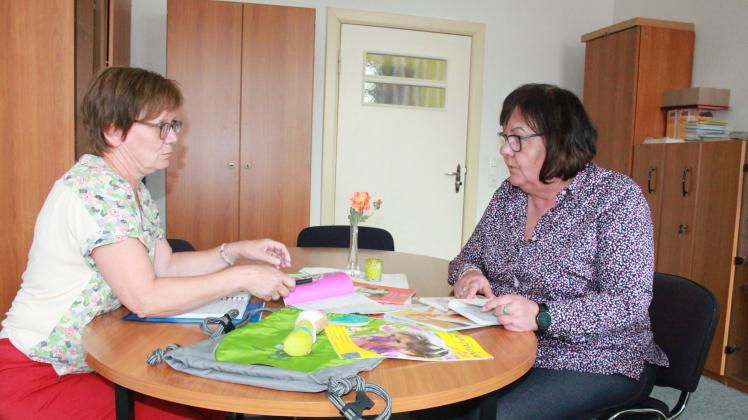 Uta Steglich und Heike Schweda haben für junge Eltern ein Baby-Willkommenspaket zusammengestellt, das von städtischen Unternehmen unterstützt wird.