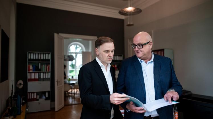 PRODUKTION - Rechtsanwalt Dirk Giesen und Rechtsanwalt Burkhard Benecken (l-r) stehen in einer Kanzlei in Wesel. Foto: Fabian Strauch/dpa/Archivbild