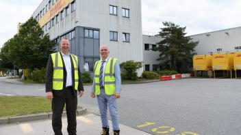 Ingo Kutsch, Niederlassungsleiter für Schleswig-Holstein (rechts) und Lars-Peter Wierth, Leiter des Paketzentrums, freuen sich über die Stärkung des DHL-Standorts Neumünster.