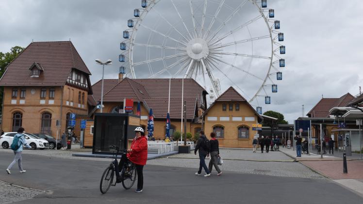 Riesenrad der Superlative Sky Lounge Wheel in Warnemünde