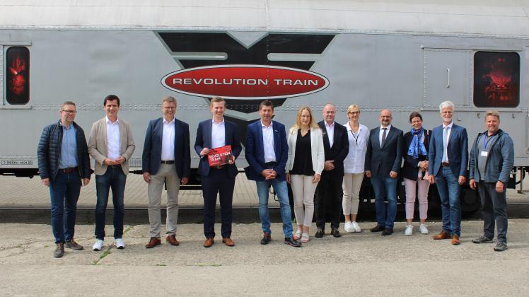 Interaktives Anti-Drogen-Projekt Revolution Train in Ankum; offizielle Eröffnung mit Landrätin, Bürgermeistern und Bundestagsabgeordneten