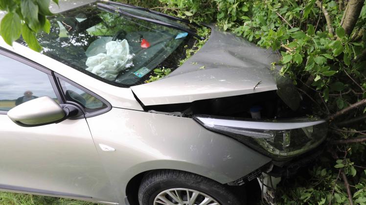 Ein Auto flog beim Ansteuern eines Parkplatz ins Gebüsch. Der Unfall ereignete sich beim Rastplatz Warnowtal auf der A20 in Rostock. Dabei wurden der Fahrer und seine zwei Begleiterinnen verletzt.