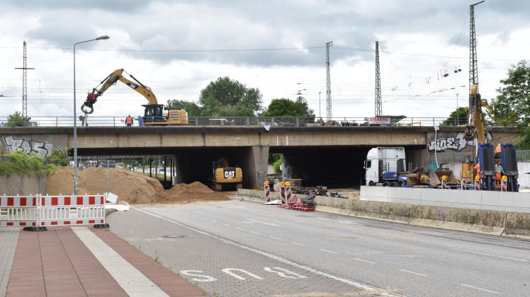 Noch bis 27. Juni sind die Fahrspuren unterhalb der Goethebrücke in Rostock gesperrt, danach soll der Verkehr vorerst einspurig fließen.