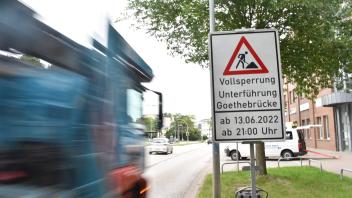 Schilder weisen in der Rostocker Südstadt auf die Sperrung der Goethebrücke hin.