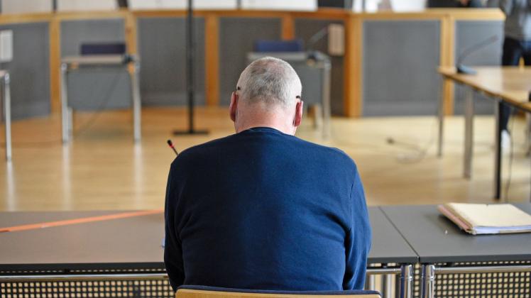 ARCHIV - Der Angeklagte sitzt zum Prozessauftakt auf der Anklagebank im Landgericht Neubrandenburg. Foto: Frank Hormann/dpa/Archivbild