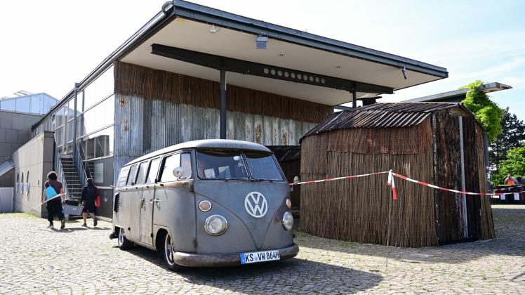 Ein alter VW-Bus und ein Tunnel aus Wellblech markieren den Eingang zur documenta-Halle. Foto: Uwe Zucchi/dpa