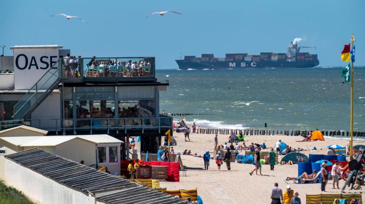 Strand von Domburg, in Zeeland, Südholland, Niederlande, im Hintergrund fährt ein Containerfrachter der Reederei MSC, in
