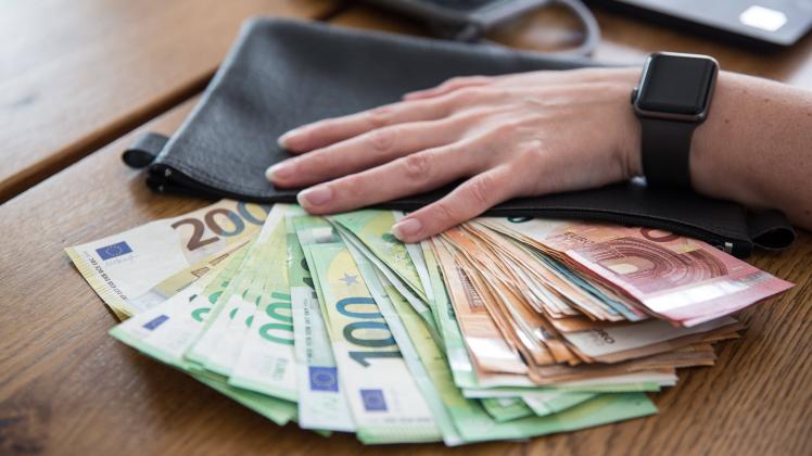 Bamberg, Deutschland 29. Mai 2022: Themenbilder - Symbolbilder - Geld - 2022 Eine Person hat ihre Hand auf eine große Su