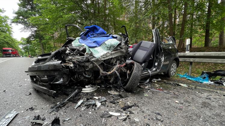 Schrecklicher Unfall auf der B96 nahe Neustrelitz: 84-jährige Fahrerin eine Stunde lang im Auto eingeklemmt.