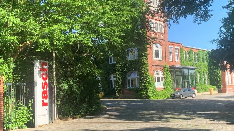 Der Blick auf die Zufahrt zum Tapetenfabrik-Werk in der Gartenstadt.