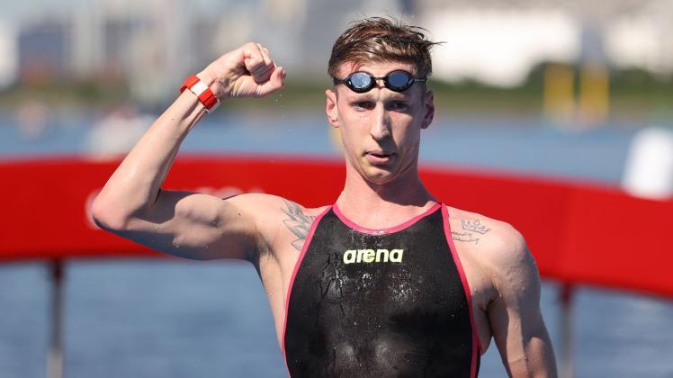 ARCHIV - Schwimmer Florian Wellbrock jubelt bei Olympia in Japan 2021 über Gold. Foto: Oliver Weiken/dpa