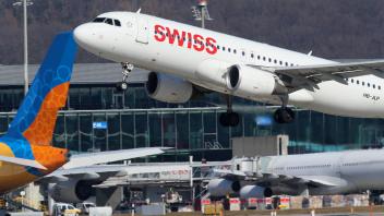 Ein Flugzeug vom Typ Airbus A320-214 der Schweizer Fluggesellschaft Swiss mit der Kennung HB-JLP startet vom Flughafen Z