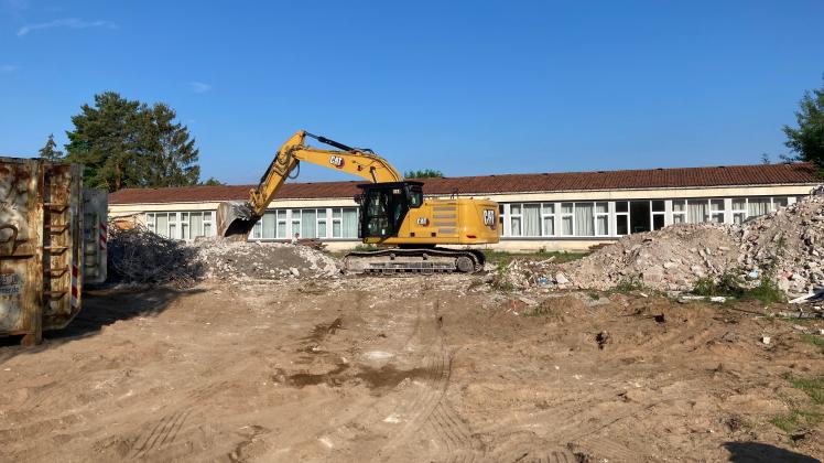Der erste Teil der alten Schule ist bereits abgerissen. Auch der noch zu sehende Schutt ist mittlerweile beseitigt. 