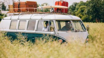 Das Midsummer Bulli Festival zieht VW Busse aus der ganzen Republik an. Gut 2000 reisen teils stilecht mit Koffer auf dem Dach an.