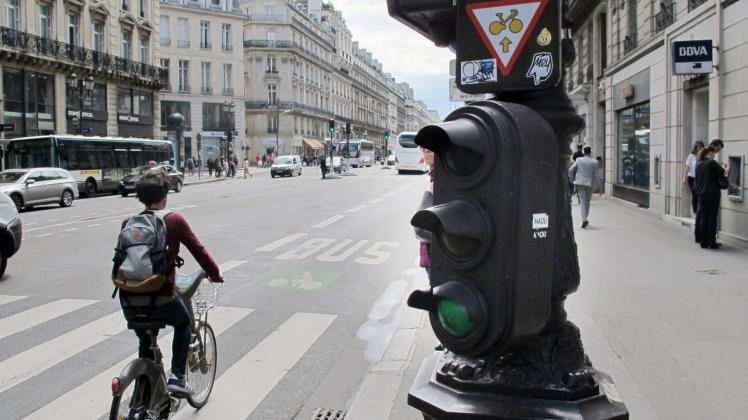 ARCHIV - Paris mit dem Fahrrad entdecken - dass soll künftig entspannter werden. Die Stadt plant in touristischen Vierteln weitere Abstellplätze für Fahrräder und mehr Radwege. Foto: Sebastian Kunigkeit/dpa