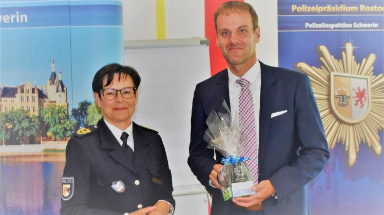 Polizeipräsidentin Anja Hamann gratuliert Frank Wossidlo zur Ernennung als Leiter des Kriminalkommissariats Schwerin. 