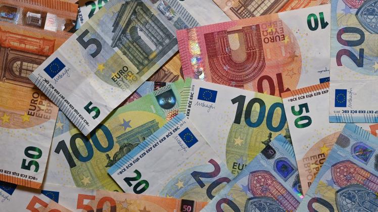 ARCHIV - Eurobanknoten liegen auf einem Tisch. Foto: Patrick Pleul/dpa-Zentralbild/dpa/Illustration