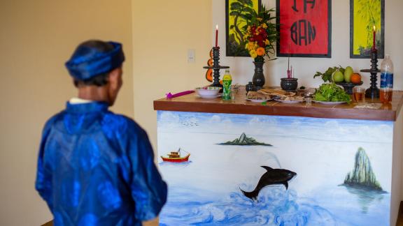PRODUKTION - Ein Gläubiger betet vor einem Altar mit dem Bild eines Wals während des Walanbetungsfestes in Tam Hai. Foto: Chris Humphrey/dpa PRODUKTION - Ein Gläubiger betet vor einem Altar mit dem Bild eines Wals während des Walanbetungsfestes in Tam Hai. Foto: Chris Humphrey/dpa
