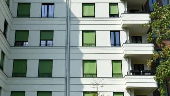 ARCHIV - Jalousien und Rollläden vor den Fenstern lassen weniger Sonnenlicht in die Wohnung - so bleibt es kühler. Foto: Jens Kalaene/dpa-Zentralbild/dpa-tmn