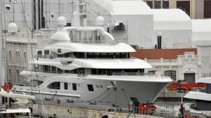 ARCHIV - Die russische Megajacht «Valerie» liegt im Hafen von Barcelona: Spanien hat im Zusammenhang mit den EU-Sanktionen gegen russische Oligarchen die Luxus-Jacht festgesetzt. Foto: David Oller/EUROPA PRESS/dpa