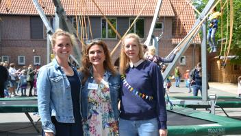 Friederike Wils (von links), Mahnia Enns und Janina Pleitner vom Schulverein der Peter-Lunding-Schule in Hasloh hatten erst kürzlich ein spektakuläres Sommerfest für die Grundschule organisiert. Jetzt ist der Kinderkleidermarkt nach seiner Corona-Pause zurück.

