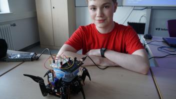 Im Rahmen des Forder-Förderprojekts hat der Zehntklässler Nikola Mályusz einen kleinen Roboter entwickelt, den er selber steuern kann.