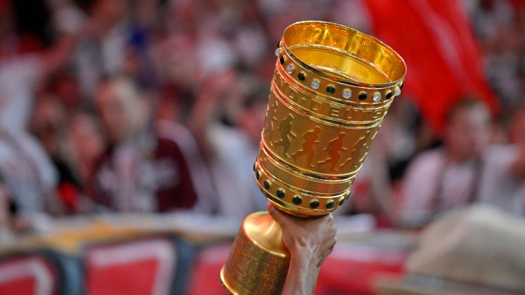 Mannschaft praesentiert Pokal den Fans 79. DFB Pokalfinale SC Freiburg SCF vs RB Leipzig RBL Olympiastadion Berlin 21.0