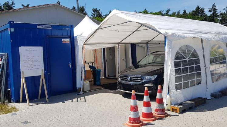 Die Corona-Teststation in Spelle an der Opel-Adam-Straße 5 vor dem Gesundheitszentrum Matrixfit wurde am Mittwoch wieder in Betrieb genommen, nachdem tags zuvor ein offenbar psychisch kranker Man dort randaliert hatte.