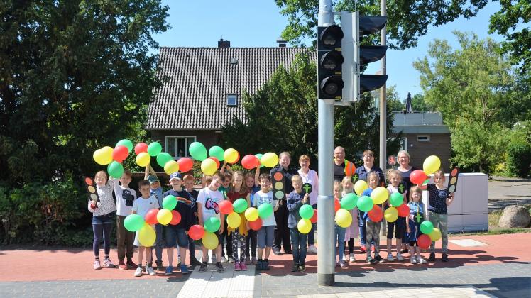 Mit Gesang und bunten Luftballons weihten die Kinder der Bühner-Bach-Schule die neue Ampel auf ihrem Schulweg ein.