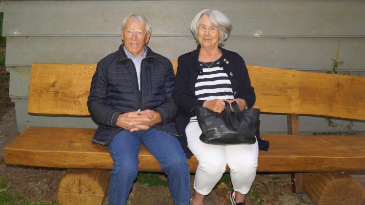 Hermann und Irmgard Tönjes auf der gespendeten Bank