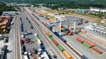 Der Betrieb läuft rund im Osnabrücker Containerterminal mit den beiden Portalkränen, aber der Betreiber setzt auf größere Frachtmengen.