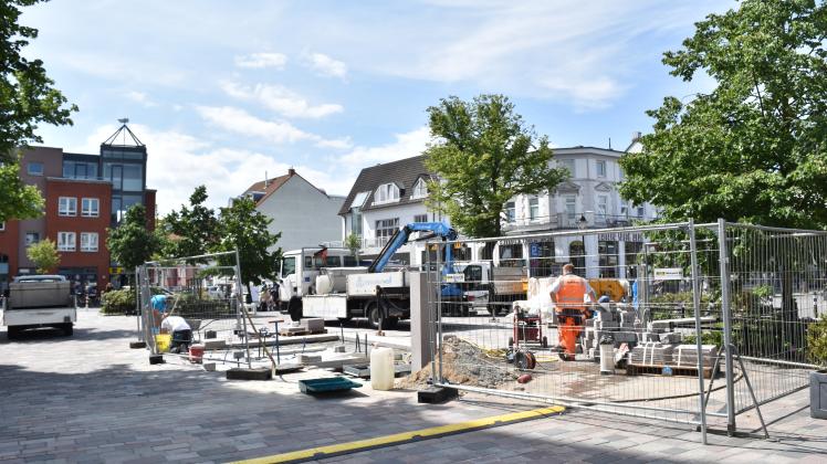 Gleich zwei Gewerke arbeiten parallel auf dem Kirchenplatz am Neptunbrunnen von Warnemünde - er soll am 24. Juni um 14 Uhr eingeweiht werden.