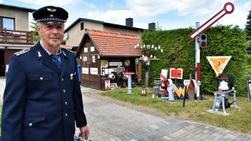 Noch einmal hat sich Horst Julius aus Lalendorf in seine alte Uniform gezwängt, um seinen Garten würdig zu präsentieren.