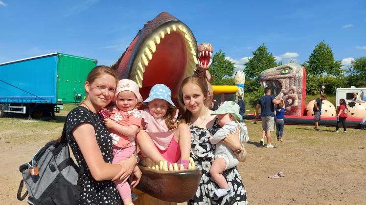 Hätten sich mehr von der Dino-Ausstellung erhofft: die Mütter Virginie Völker (r.) und Jeniffer Gross (l.) mit ihren Kindern