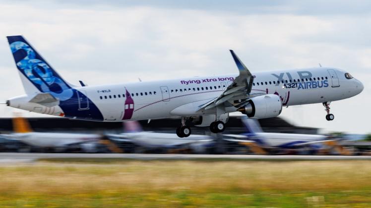 An Airbus A321XLR plane takes off for its first flight from the Airbus plant in Hamburg, northern Germany, on June 15, 2022. - According to Airbus, the single-aisle, narrowbody aircraft is equipped with fuel-efficient engines that allow an extra large range of up to 4,700 nautical miles (around 8700km). (Photo by Axel Heimken / AFP)